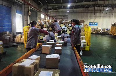 雙十一海淘激增 天津機(jī)場(chǎng)國(guó)際快件面臨物流挑戰(zhàn)與便宜海淘的機(jī)遇